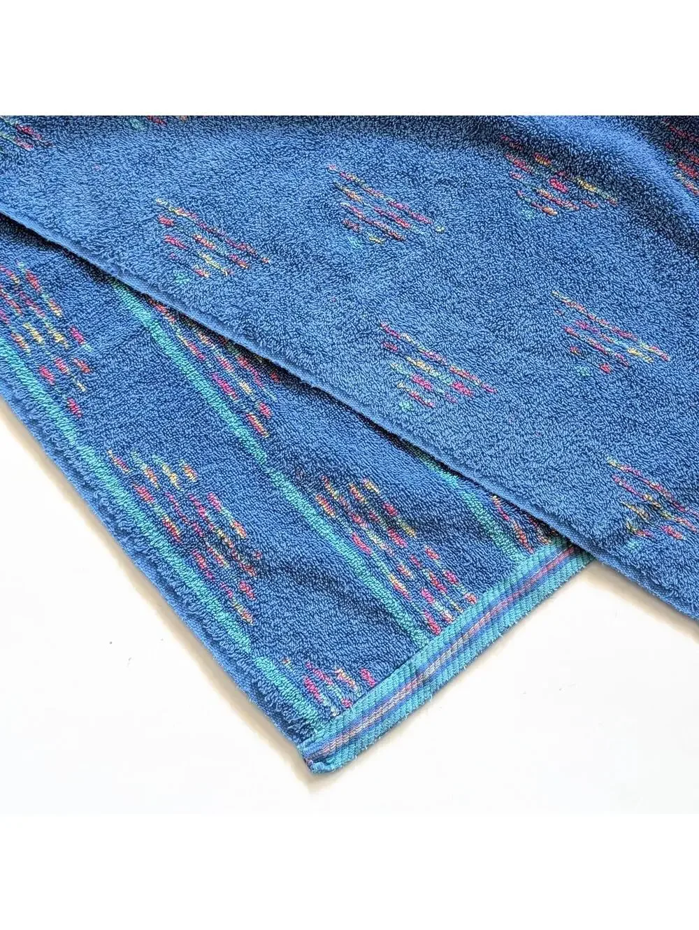 1980s Vintage Fieldcrest Bath Towel with Vivid Blue Postmodern Pattern